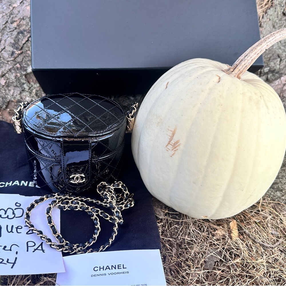 Patent quilted mini COCO Chanel round vanity shoulder bag